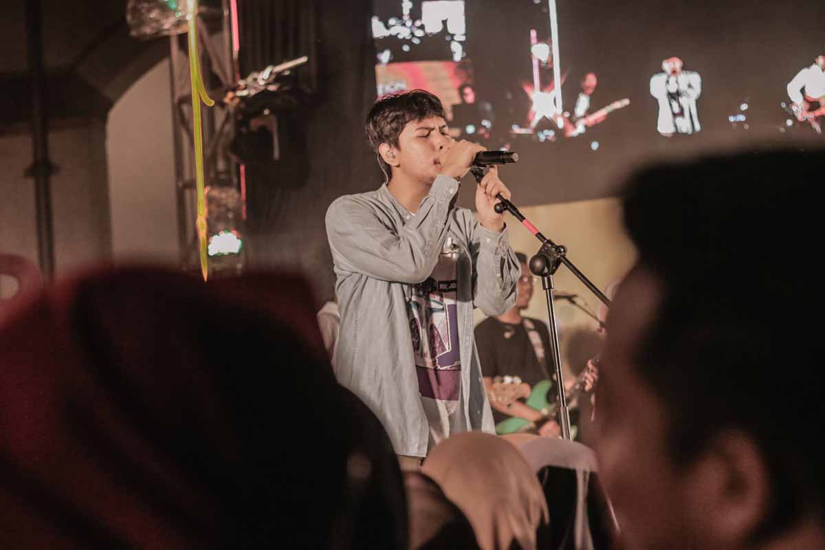 Sani, vokalis Good Morning Everyone, selalu memberikan performance terbaik tiap manggung